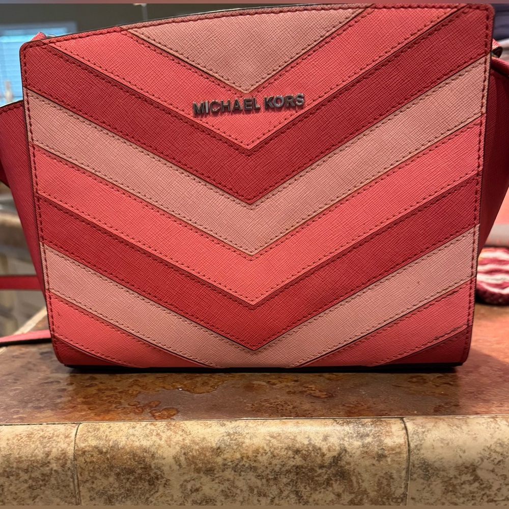 Michael Kors Selma Chevron Medium Messenger Coral Chevron/Silver